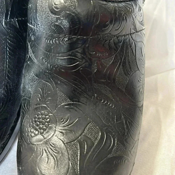 LL Bean Women's Black Leather Slip On Floral Embossed Nursing Work Clogs 9 M - Picture 2 of 7